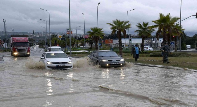 Kuşadasında sağanak yağmur, çevre yolunu kilitledi