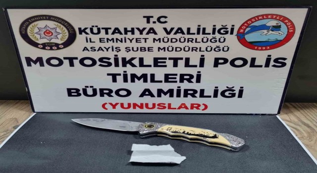 Kütahyada bir kişinin üzerinde uyuşturucu madde ve kesici alet bulundu