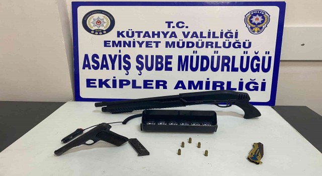 Kütahyada “çakar” takılı araçta tabanca ve pompalı tüfek ele geçirildi