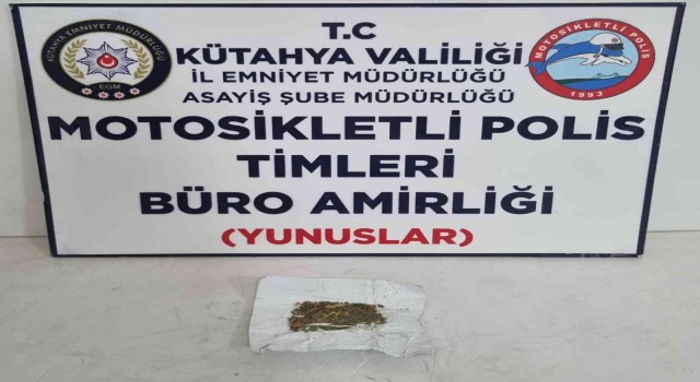 Kütahyada hakkında arama kaydı bulunan şahıs uyuşturucuyla yakalandı