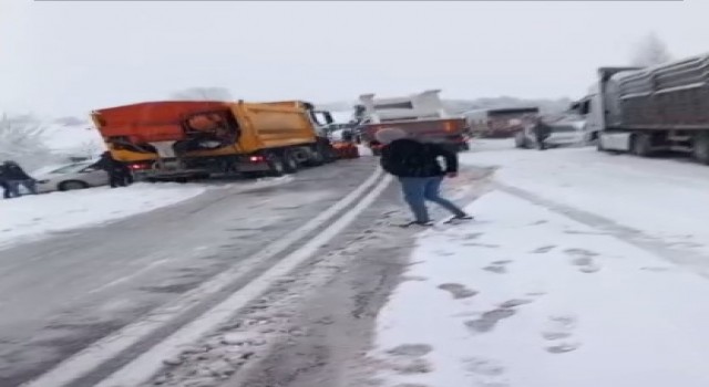 Kütahyada kar yağışı etkili oldu, trafikte aksamalar yaşandı