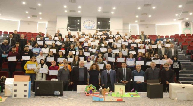 Kütahyada STEM Eğitimi Çalıştayında sınıf ve matematik branşı öğretmenlerine sertifika