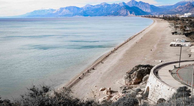 Kuzey rüzgarları Antalyayı buz kestirdi, meteoroloji ‘Don uyarısı verdi