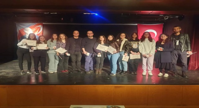 Liseli gençler, hayallerini sahneye taşıdı