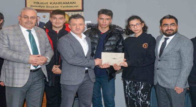 Liseli öğrencilerden Uşak Aşevine bağış