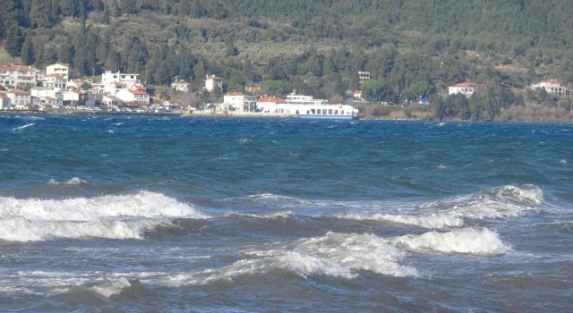 Lodos fırtınası nedeniyle Bozcaada ve Gökçeadaya feribot seferleri iptal edildi