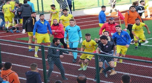 Maçtan sonra saha karıştı, taraftarlar sahaya girdi