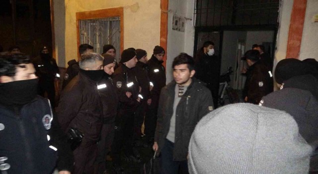 Malatyada bir evde 35 düzensiz göçmen yakalandı