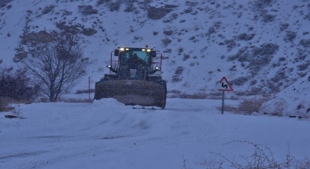 Malatyada kardan kapalı kırsal mahalle yolları açıldı