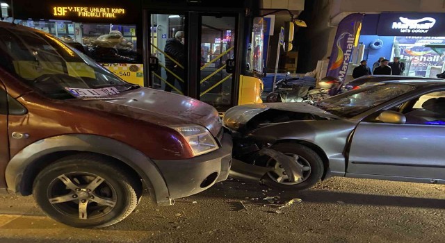 Maltepede 2 otomobil kafa kafaya çarpıştı: 1 yaralı