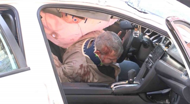 Maltepede bir sürücü, takla atan aracın içinde sıkıştı