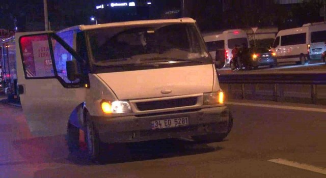 Maltepede otomobil minibüse arkadan çarptı: 4 yaralı