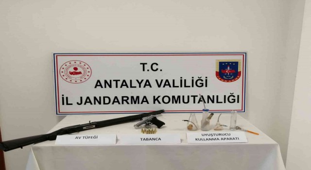 Manavgatta uyuşturucu ve ruhsatsız silah ele geçildi