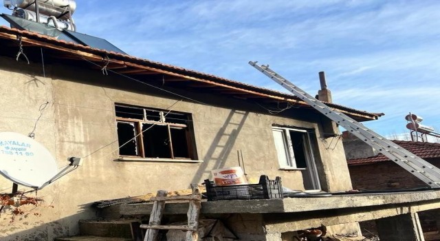 Manisada çıkan yangında ev kullanılamaz hale geldi