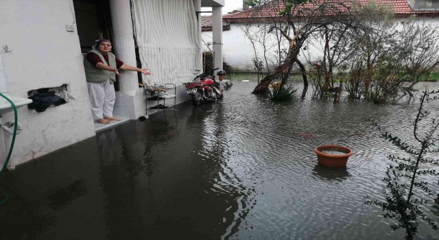 Manisada sağanak etkili oldu, bazı evleri su bastı
