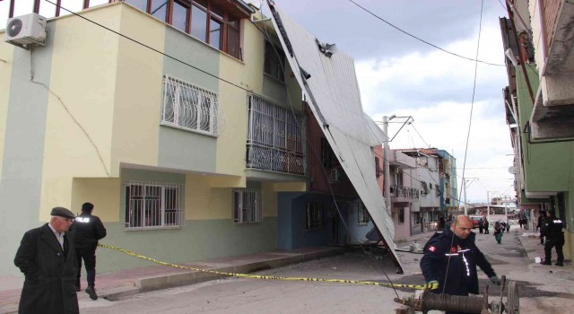 Manisada şiddetli rüzgar çatıyı uçurdu
