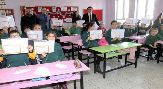 Manyasta öğrencilerin karne sevinci