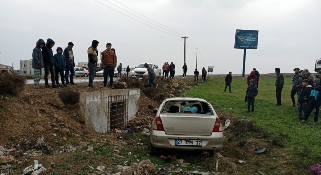 Mardinde otomobil yol kenarına uçtu: 2si ağır 5 yaralı