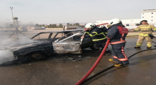 Mardinde seyir halindeki otomobil alev alev yandı