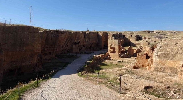 Mardinin tarihi yapıları kar güzelliğine hasret kaldı