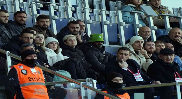 Mbaye Diagne, Haliç derbisini tribünden takip ediyor