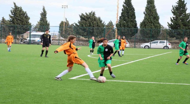 Mehmet Akif Ersoy Anadolu Lisesi kızları futbolda şampiyon oldu