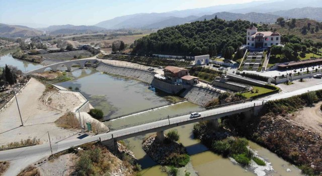 Merhum Başbakan Menderesin yaptırdığı 67 yıllık köprü hikayesiyle dikkat çekiyor