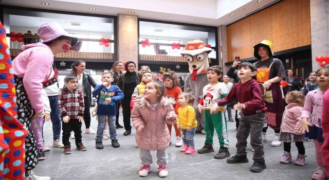 Merkezefendide çocuklar doyasıya eğlendi