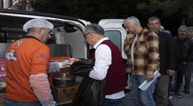 Mersin Büyükşehirden kış günlerinde vatandaşlara kaynar ikramı