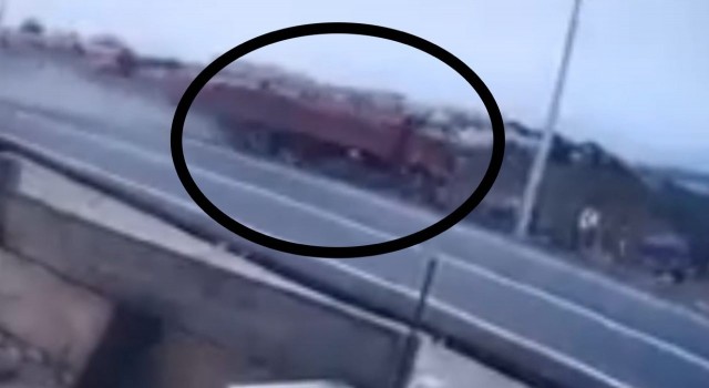 Mersinde 2 kişi ölüme böyle gitmiş: feci kamyon kazası güvenlik kamerasında