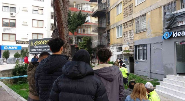 Mersinde 4 katlı apartmanda yangın çıktı