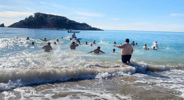 Mersinde doğaseverler 2023ü denize girerek karşıladı