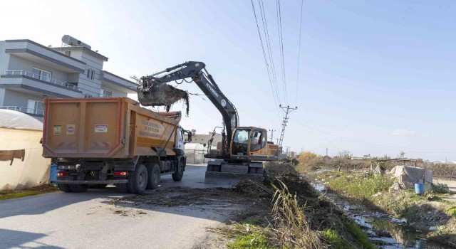 Mersinde tehlike arz eden atıklar toplanıyor