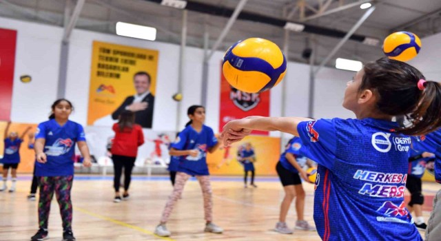 Mersinde voleybol kursları sürüyor