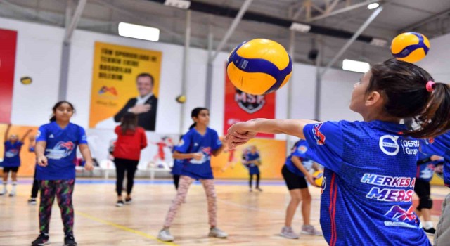 Mersinde voleybol kursları sürüyor