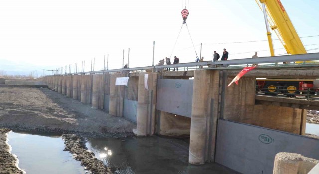Mertekli Regülatöründe yenileme çalışmaları sonrasında yapımı tamamlanan kapaklar indirildi