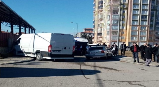 Minibüs ile otomobil çarpıştı: 2 yaralı