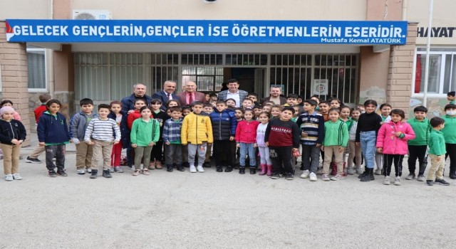 Minik öğrenciler ilk karne hediyelerini Başkan Özcandan aldı