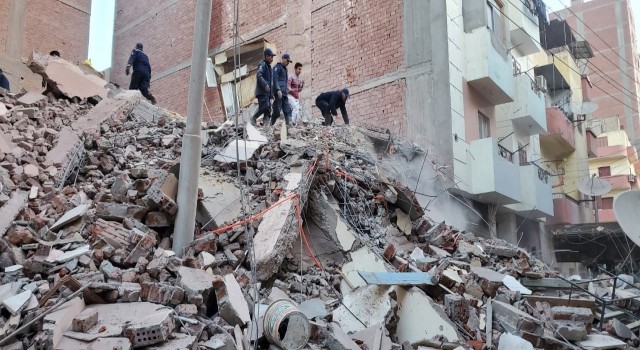 Mısırda 5 katlı bina çöktü: 4 ölü