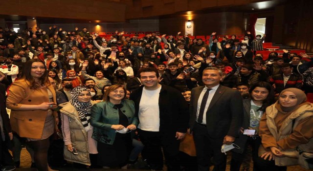 Mobil uygulama ile gençlere hediye dağıtıldı