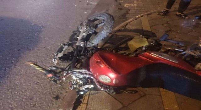 Motosiklet aydınlatma direğine çarptı: 1 yaralı