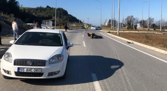 Motosiklet otomobile çarptı: 2 yaralı