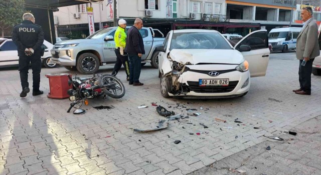 Motosiklet sürücüsünün ağır yaralandığı kaza kamerada