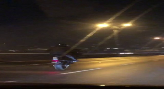 Motosikletlilerin tek teker terörü kamerada