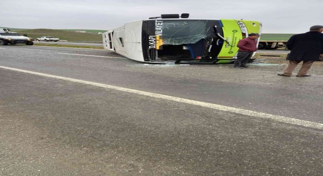 Muayeneye giden midibüs kaza yaptı: 2 yaralı