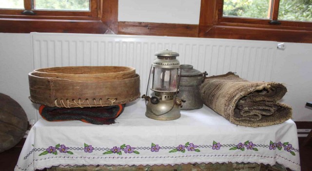 Mübadillerin yanlarında getirdikleri asırlık eşyalar dernek binasında sergileniyor