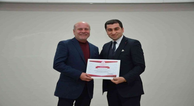 Müdür Dr. Damkacıdan iki sağlık görevlisine teşekkür belgesi verdi