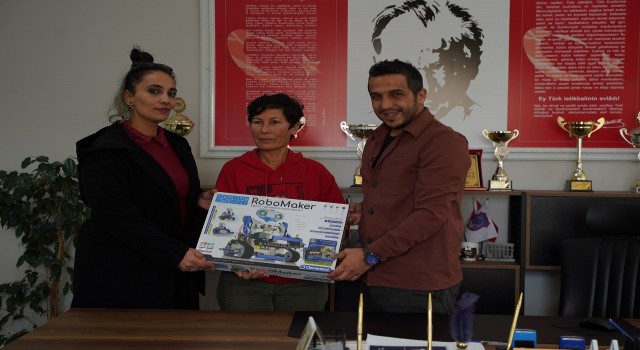 Muratpaşada atık pilde dereceye giren okullara ödül