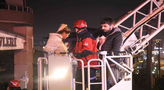 Mutfakta çıkan yangın binayı sokağa döktü: 1 kişi dumandan etkilendi