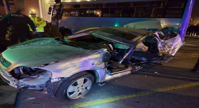 Niğdede halk otobüsü ile otomobil çarpıştı: 3ü ağır 16 yaralı
